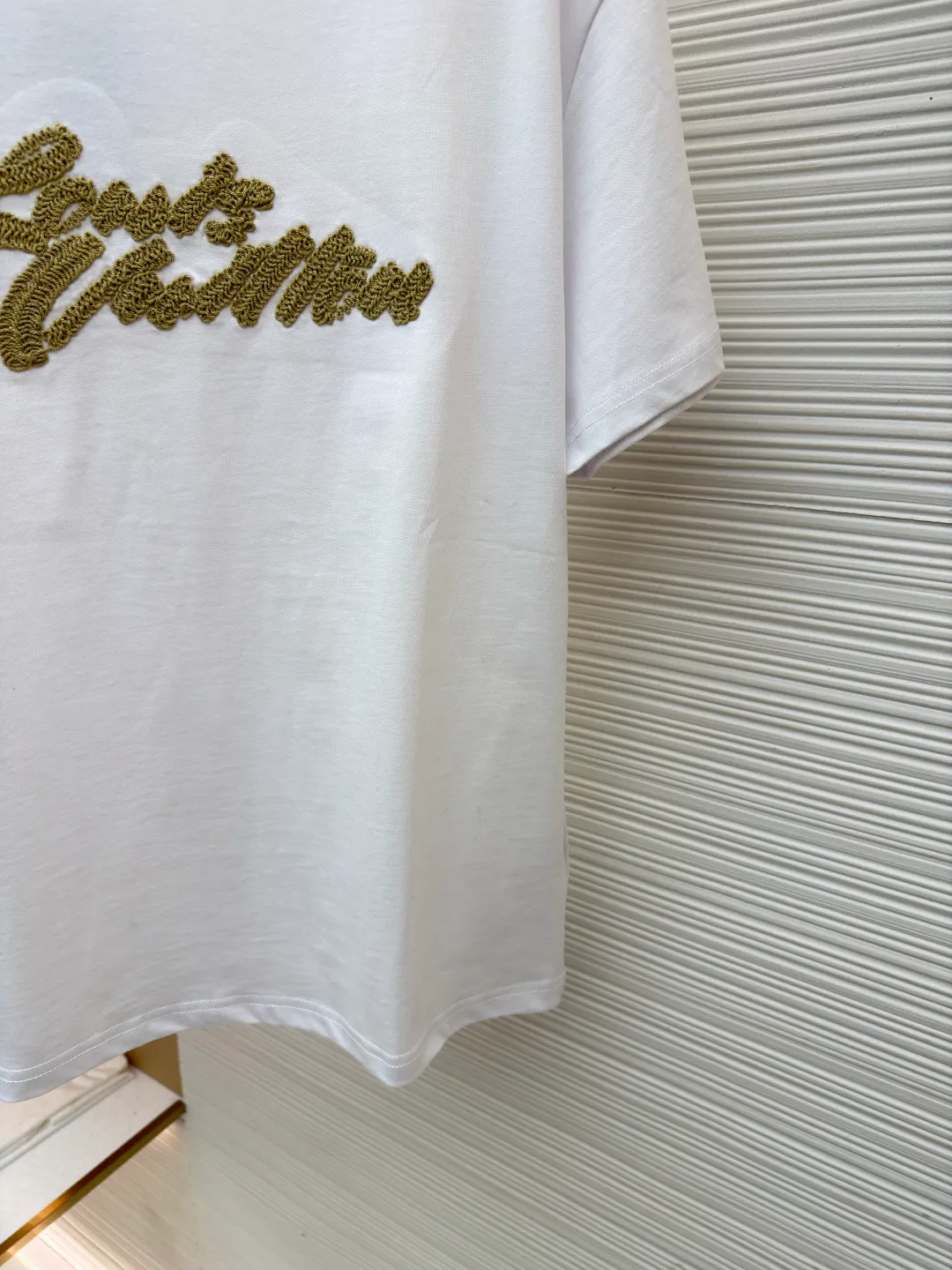 LOUIS VUITTON Raffia letter embroidered short sleeves ●Authentic product: Purchased and developed for 10399 ●Item number: 1680198-X95 ●Material: plain weave high-quality cotton ●Technology: double yarn tensioner thread ●Version: fitted version ●Weight: about 245 grams ●Size: S-M-L-XL ●Description: Clever use of iconic elements like raffia to add a touch of handcrafted flavor to the classic silhouette. Decorated with Louis Vuitton embroidery on the chest and Marque 1.Vuitton Dé 💰osée label on the back. The overall wiring is straight and delicate, the fabric is comfortable and soft, and the color is consistent without color difference. It can be matched with the same style to create a fashionable look and control various occasions. Customized accessories, complete with three standards, same style for men and women!
